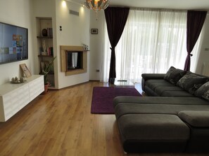 Smart-TV, Kamin, Bücher