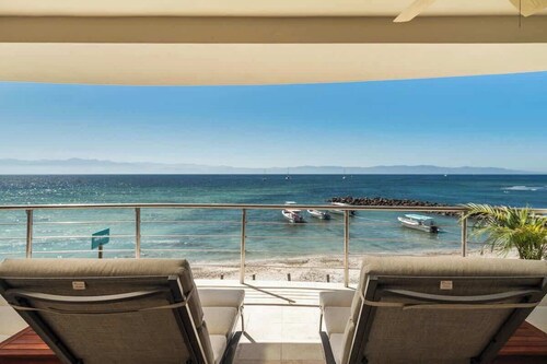 Luxury Oceanfront 2BR Condo | Housekeeping & Pool