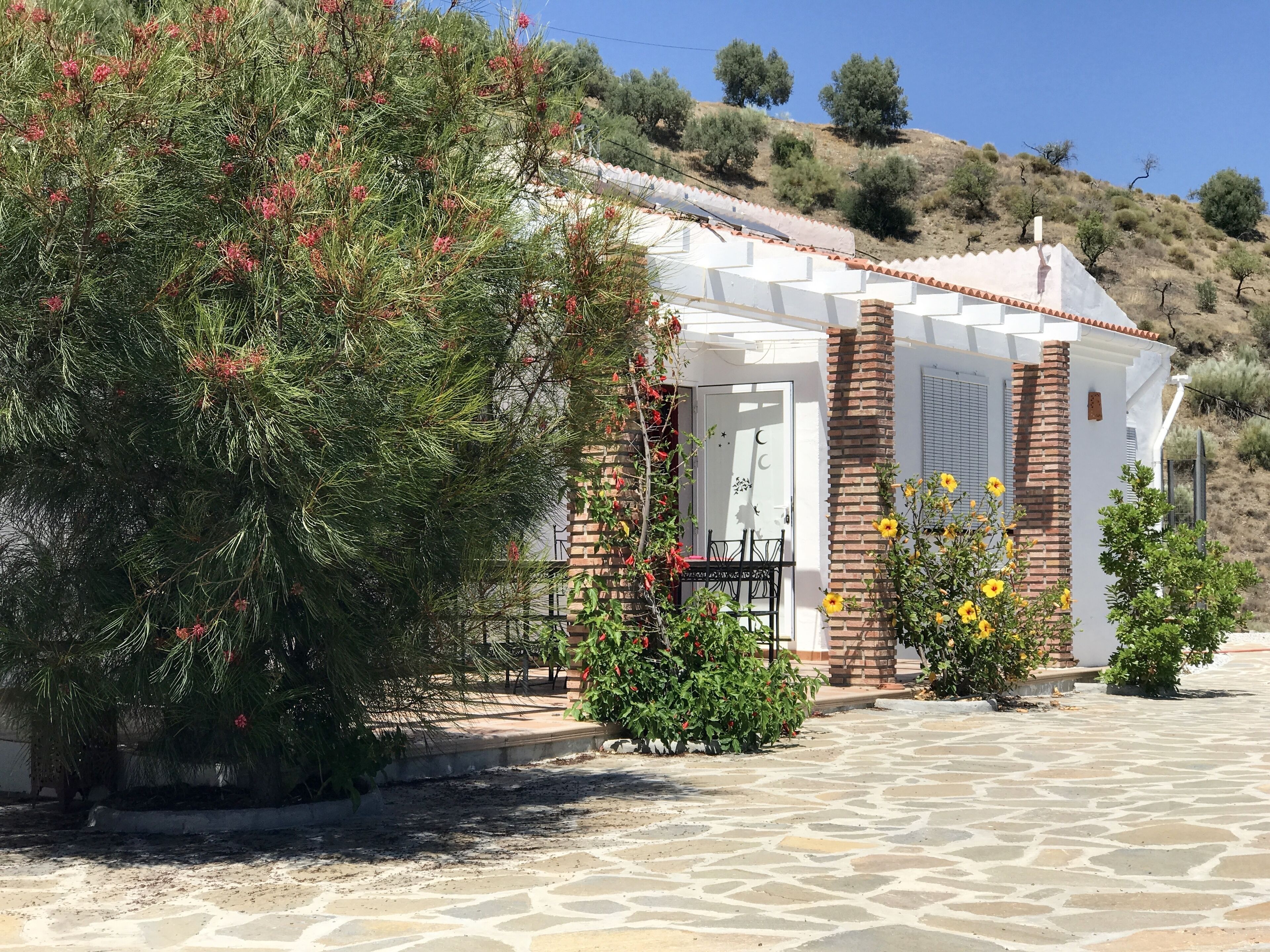 Cortijo La Madrugada, spacious house with pool and views of the valley