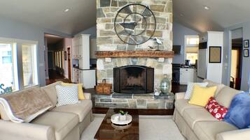 智能電視、壁爐、DVD 播放機、書籍