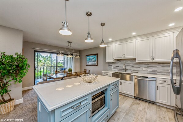 Kylskåp, mikrovågsugn, ugn och spishäll