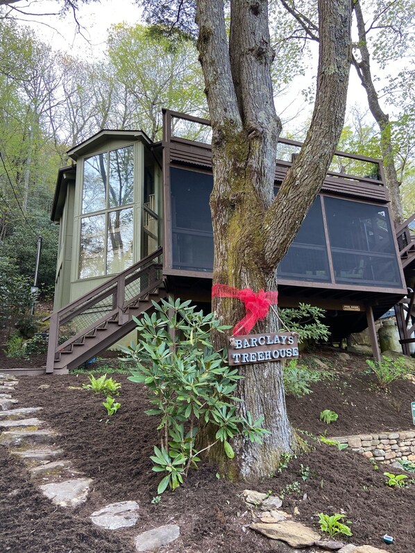 Round “Treehouse”. Perfect Center location Montreat Vrbo