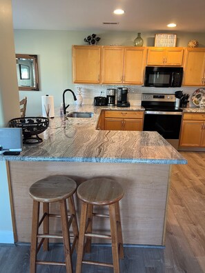 冷蔵庫、電子レンジ、オーブン、コンロ