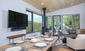 Dining - Big Sky Vacation Rentals: Lake Cabin 19 Lakewood (Big Sky)
