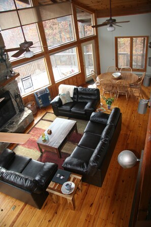 Tv, eldstad, dvd-spelare och böcker