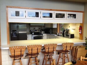 Kylskåp, mikrovågsugn, ugn och spishäll