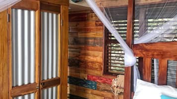 1 quarto, cofres nos quartos, ferros/tábuas de passar roupa