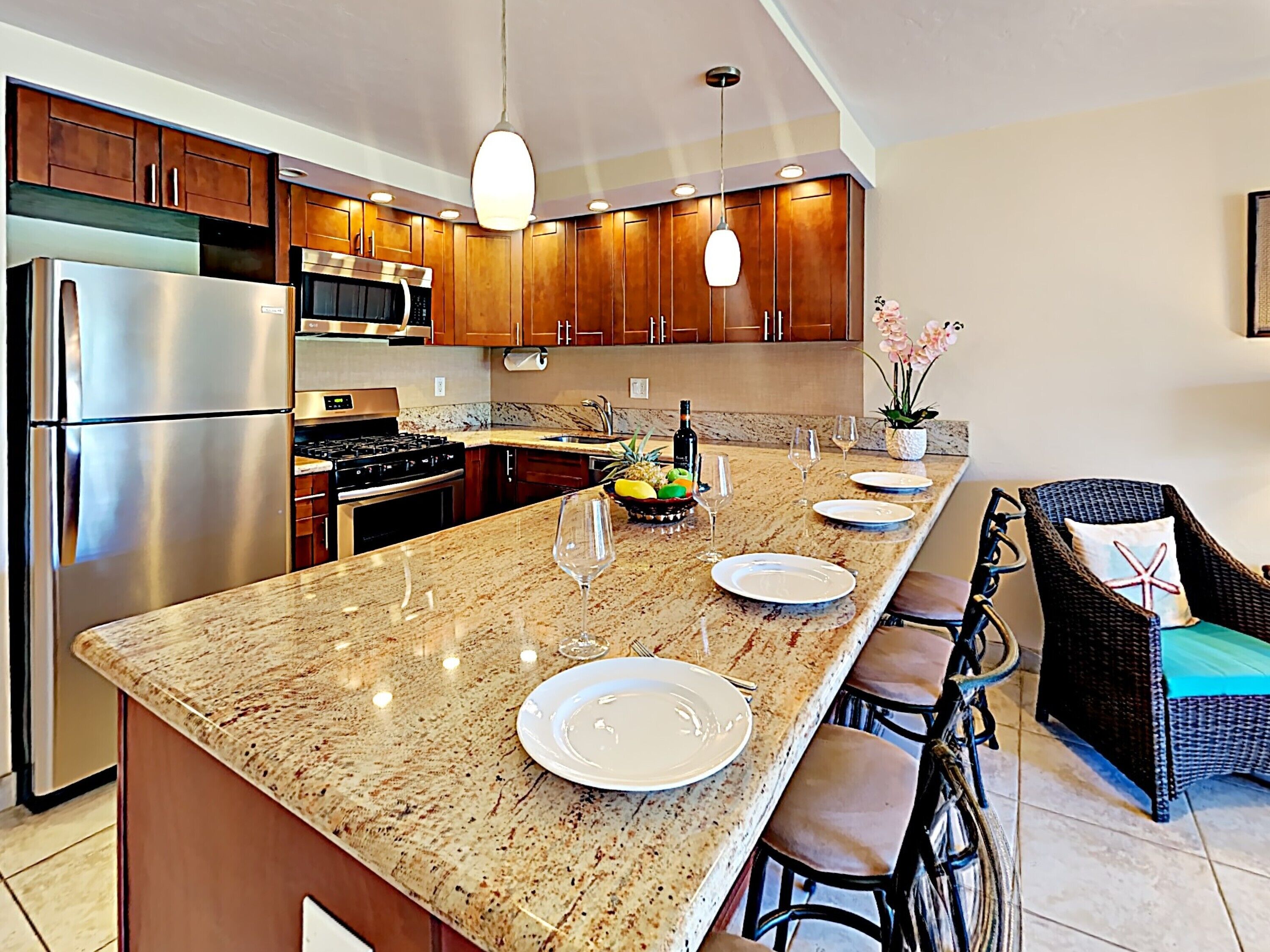 Beautiful * REMODELED condo by TOP beach