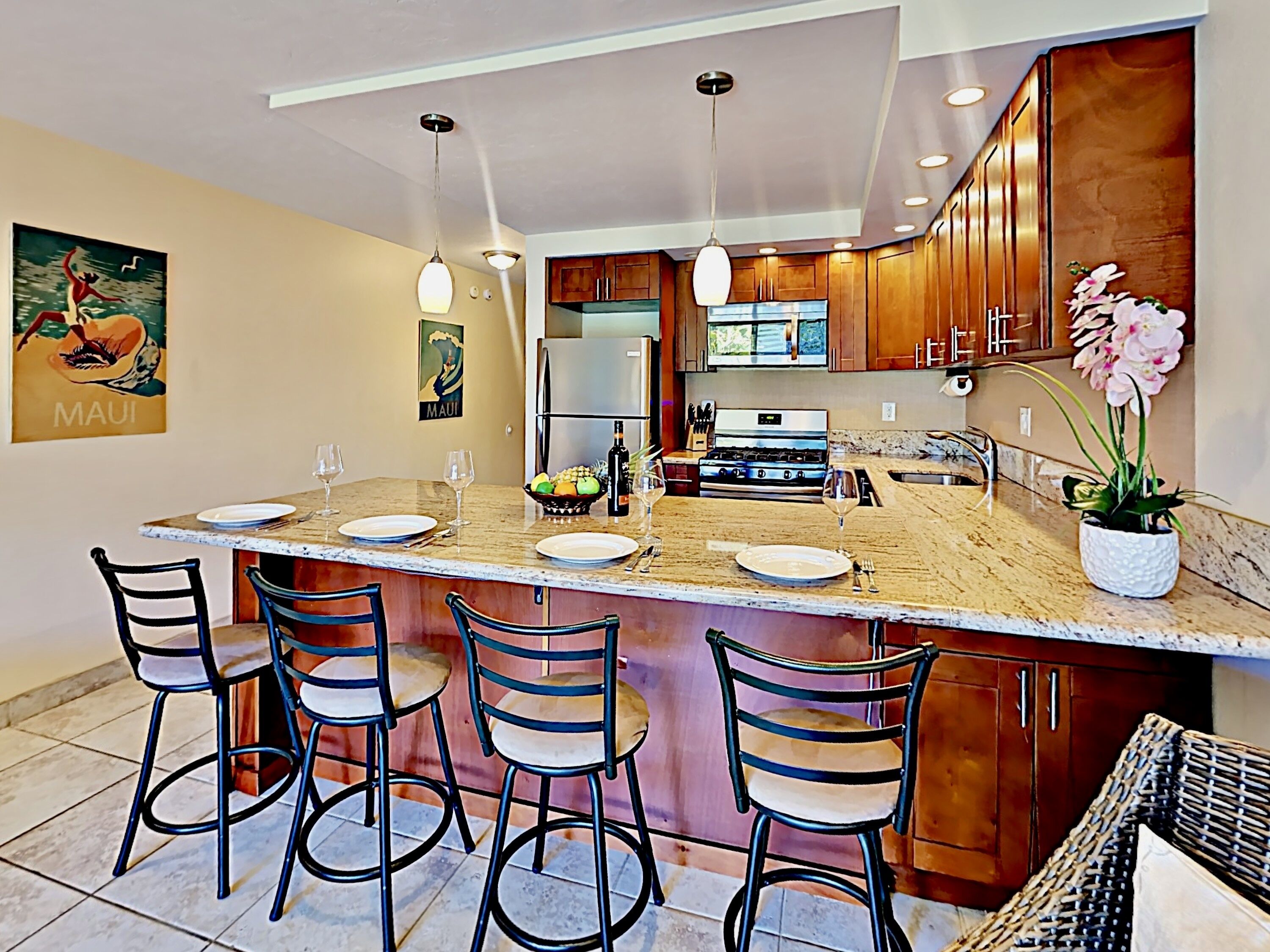 Beautiful * REMODELED condo by TOP beach