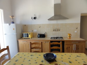 Refrigerador, microondas, horno, placa de cocina
