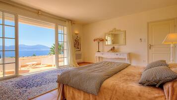 5 chambres, coffres-forts dans les chambres, fer et planche Ă repasser