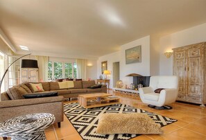 Flat-screen TV, fireplace, DVD player, ping pong