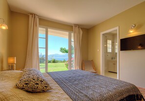 5 bedrooms, in-room safe, iron/ironing board, travel cot