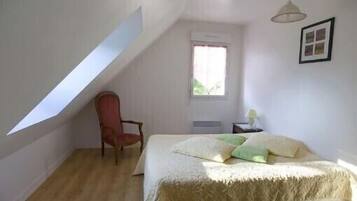 3 bedrooms, iron/ironing board, travel cot, free WiFi