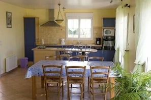 Dining - Brand new house with all mod cons, beaches/Casino/Hippodrome of Deauville nearby (Touques)