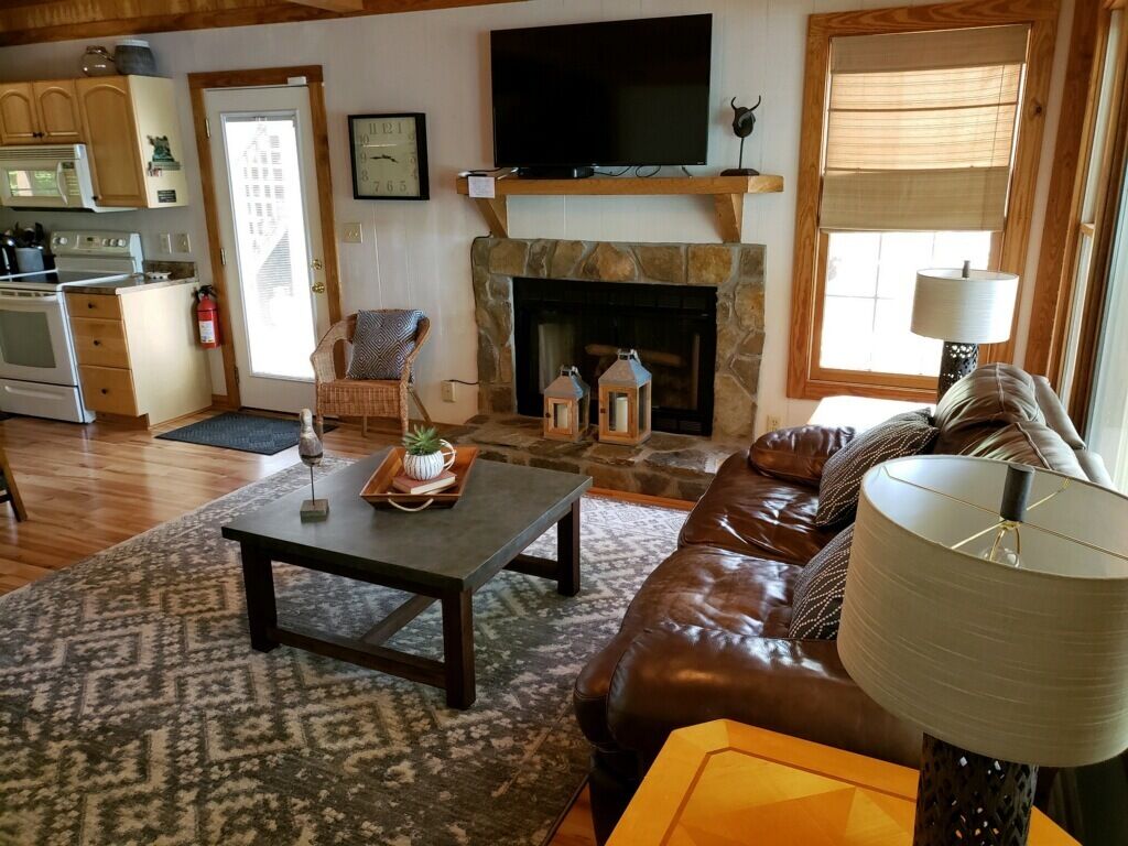 The Grey Goose Lodge on a  Gradual Slope to Water!