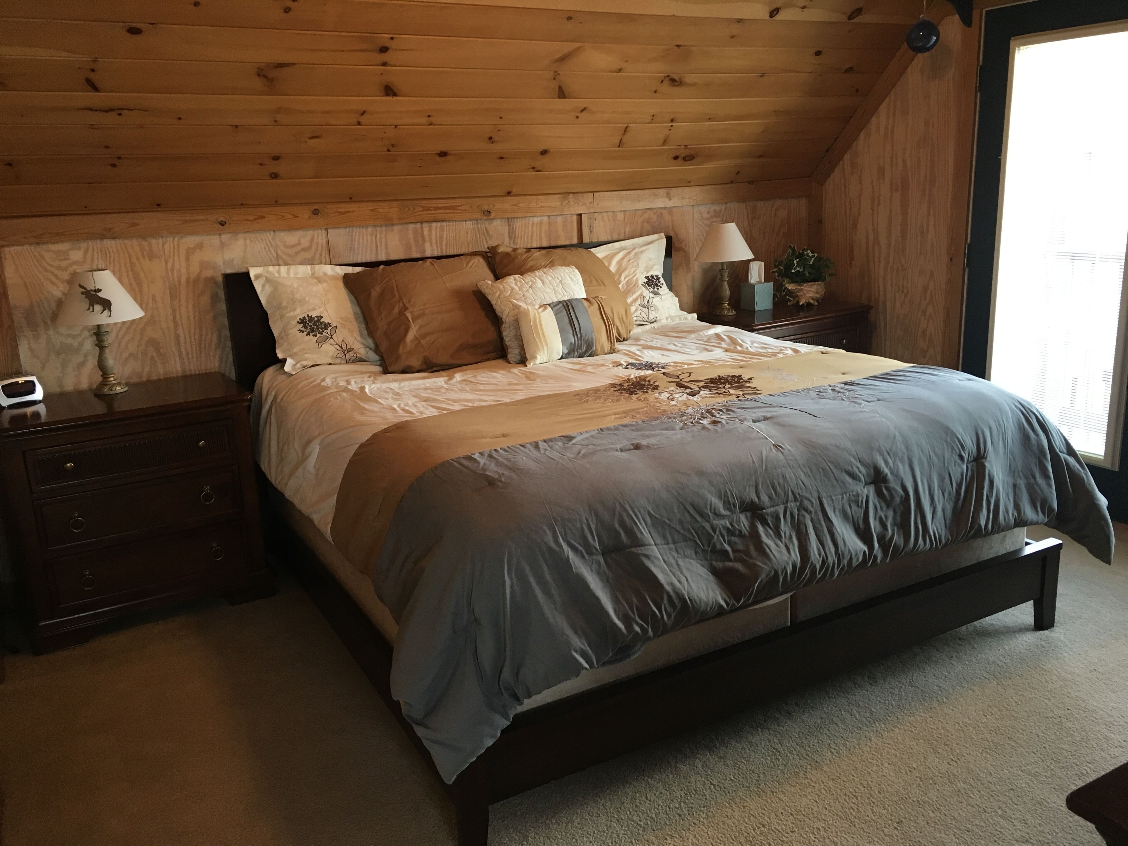 The Grey Goose Lodge on a  Gradual Slope to Water!