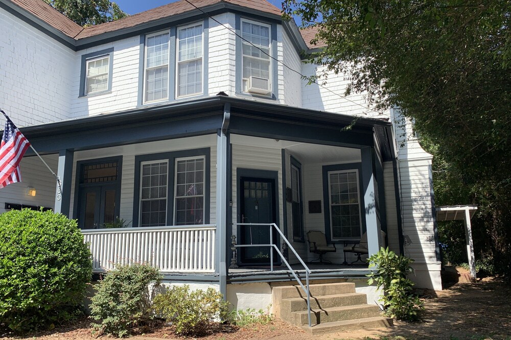 Beautifully furnished downtown 1 BR, 1Ba Apartment 1870s historic district