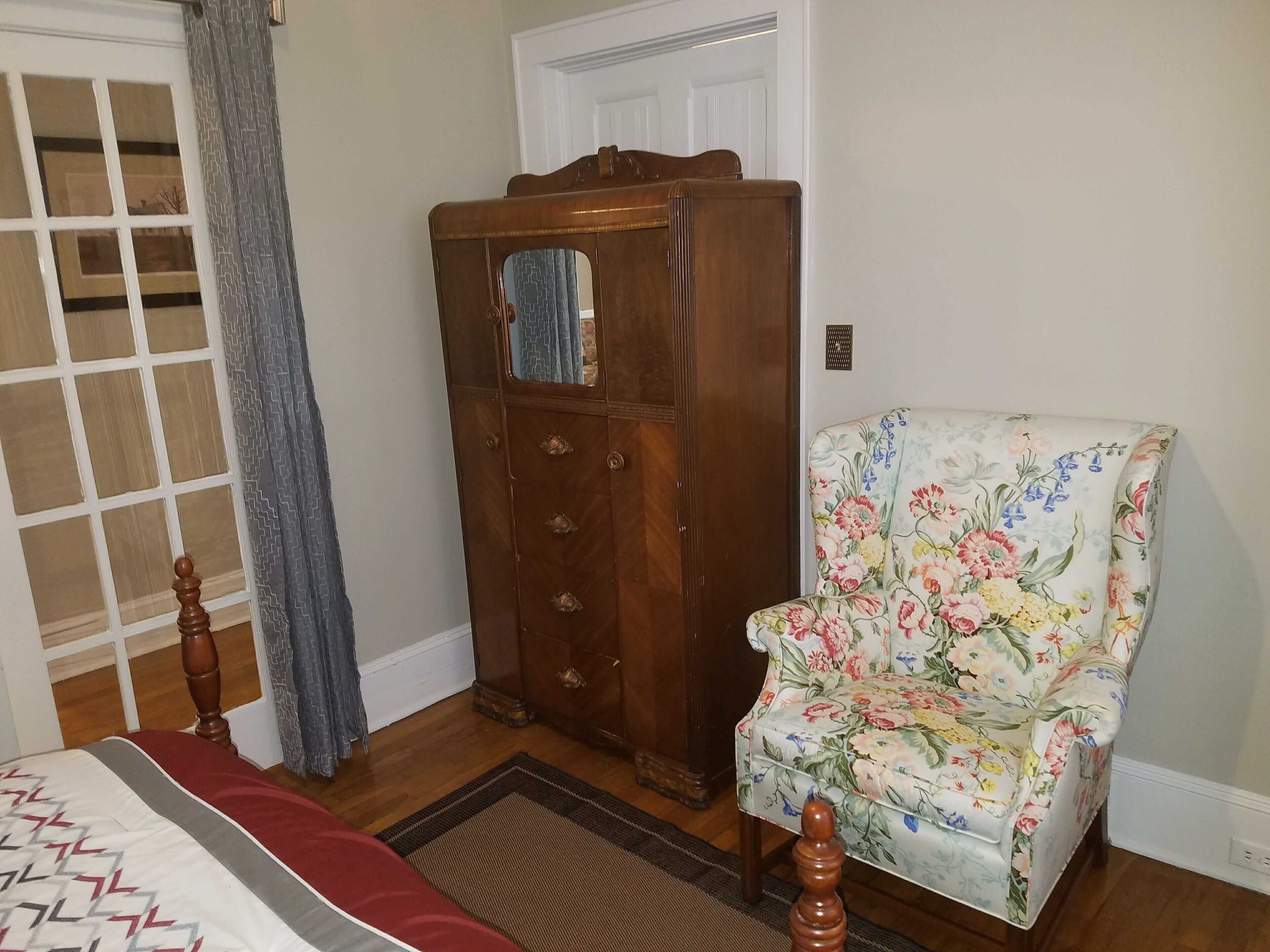 Beautifully furnished downtown 1 BR, 1Ba Apartment 1870s historic district