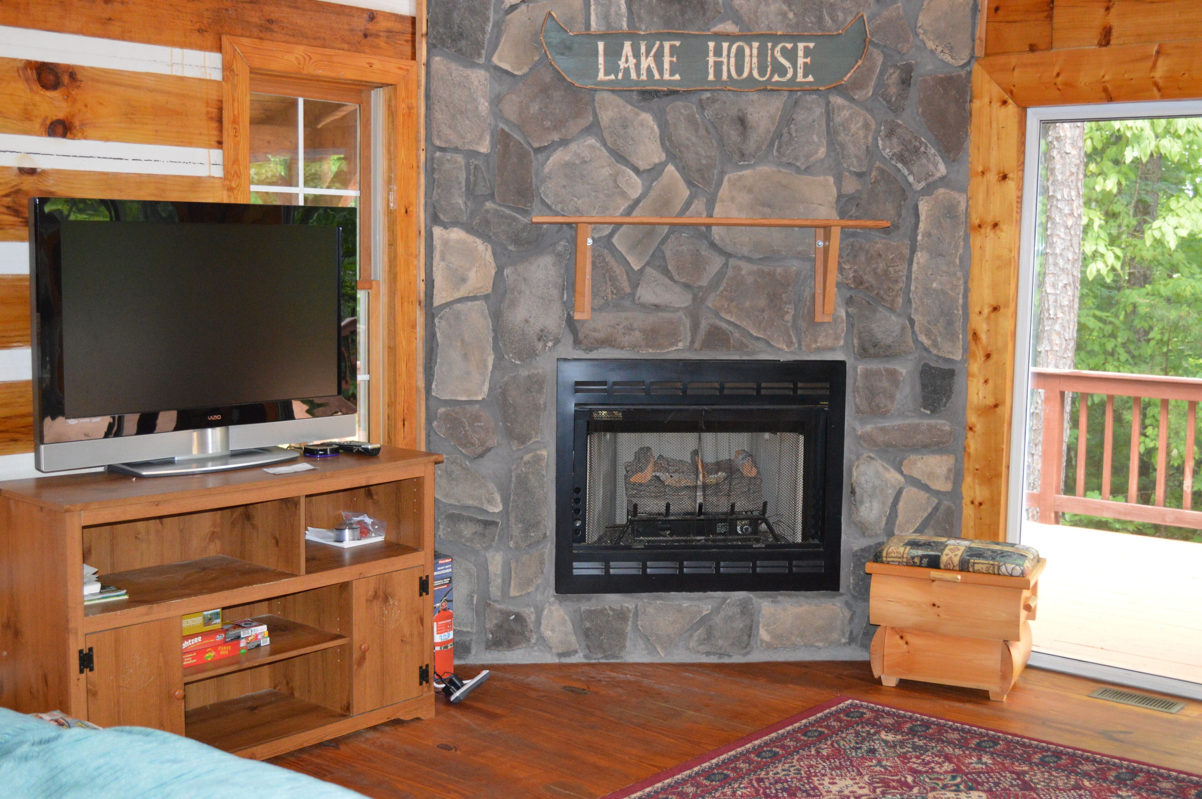 Sleeps Up to 10 Guests, Stay Right On the Lake!