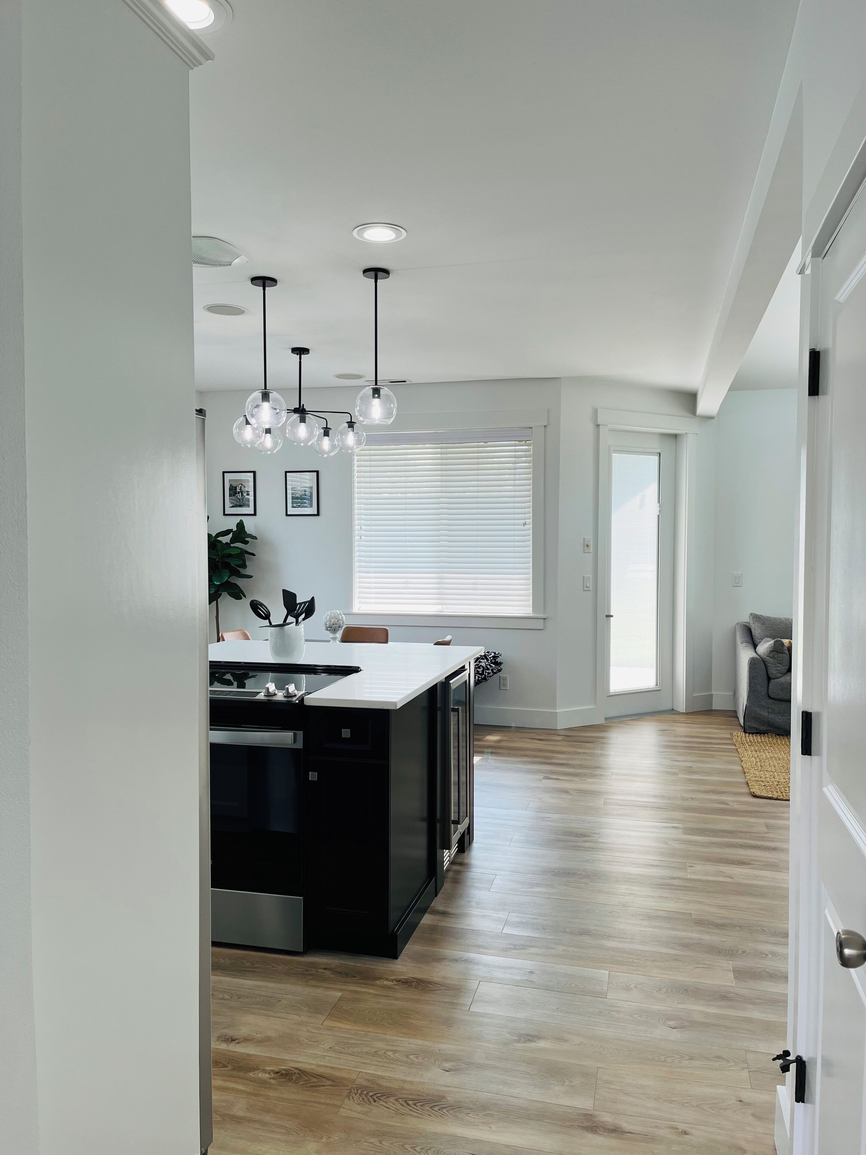 Crescent Bar 3 BR/3 BA Home! Private Yard! Gorge, Wineries, River Access, Pool. 