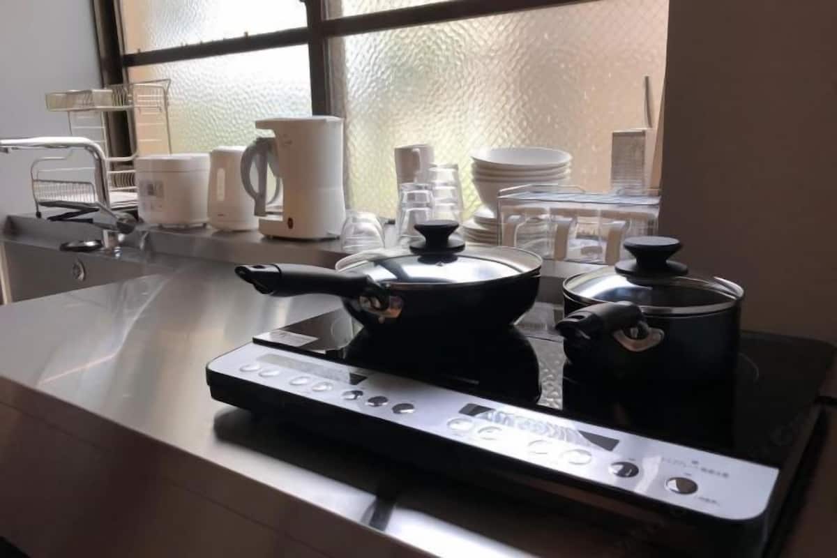Lemari es, microwave, kompor, dan peralatan masak/sendok-piring