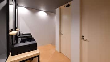 淋浴設備、風筒、拖鞋、坐浴桶