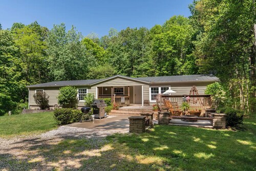 Hocking Hills Getaway w/ Hot Tub, Sauna & 20 Private Acres. Pet-Friendly!