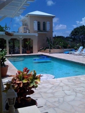 Una piscina al aire libre