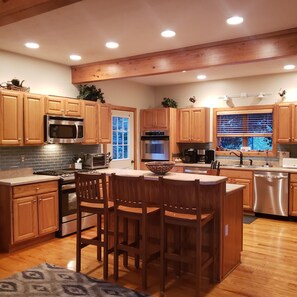 冷蔵庫、電子レンジ、オーブン、コンロ