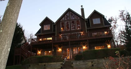 Upea 7 makuuhuoneen 6. 5 Bath Lakefront Home kanssa telakka