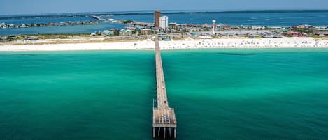 ビーチの近く、サンラウンジャー、ビーチタオル