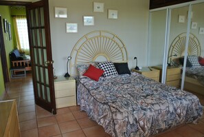 3 chambres, bureau, fer et planche à repasser, literie fournie