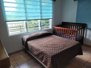 3 slaapkamers, een bureau, een strijkplank/strijkijzer, beddengoed