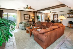 Smart-TV, Kamin, DVD-Player, Drucker