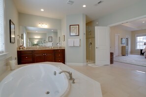 Combined shower/bathtub, jetted bath, eco-friendly toiletries - 3 BR, sleeps 6, Alexandria, DC, perfect for family trip with plenty of space! (Alexandria)