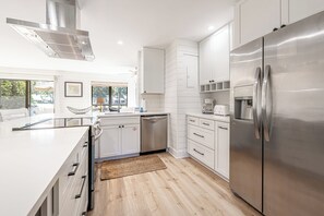 オーブン、コンロ、食器洗い機、トースター