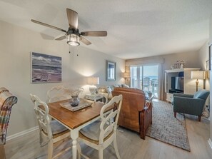 TV a schermo piatto, lettore DVD, libri