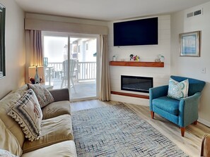 Télévision à écran plat, lecteur de DVD, livres