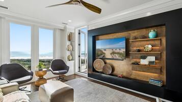 Een televisie en boeken