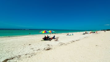 Plage, chaises longues, serviettes de plage