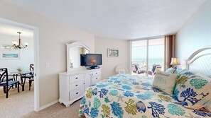 2 habitaciones, escritorio y tabla de planchar con plancha 