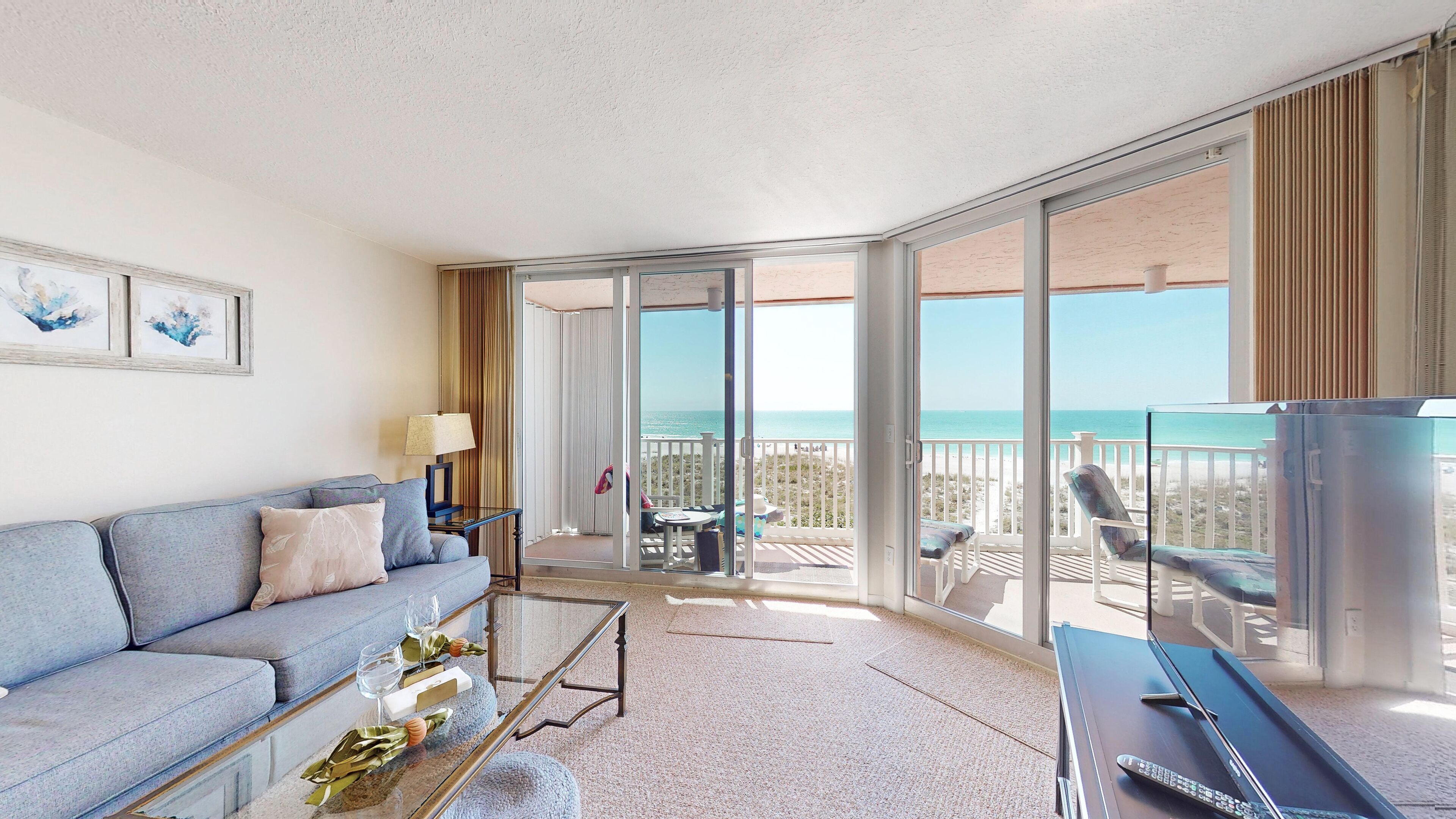 Télévision, lecteur de DVD, livres, chaîne hi-fi