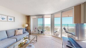 Télévision, lecteur de DVD, livres, chaîne hi-fi