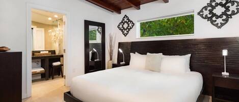 1 間睡房、書桌、熨斗/熨衫板、可攜式嬰兒床