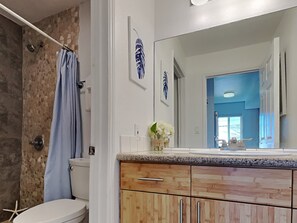 Combined shower/bathtub, hair dryer, towels
