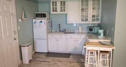 Coastal Studio – Screened Porch, Bay Views & 1.5-Mile Lighted Seawall