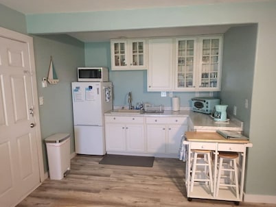 Coastal Studio – Screened Porch, Bay Views & 1.5-Mile Lighted Seawall