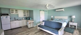Coastal Studio – Screened Porch, Bay Views & 1.5-Mile Lighted Seawall