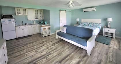 Coastal Studio – Screened Porch, Bay Views & 1.5-Mile Lighted Seawall